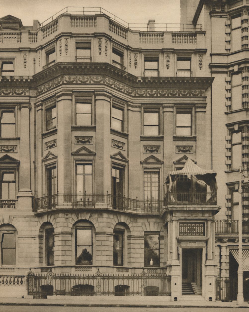 Lokaler for Lyceum Club i et historisk hus, c1935. af Donald McLeish
