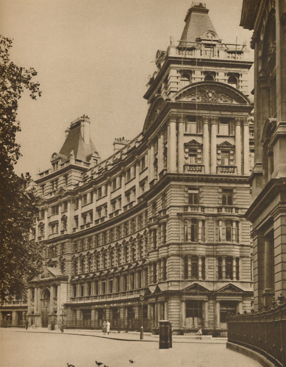 Salisbury House: Palatial Business Premises in the City, c1935. af Donald McLeish