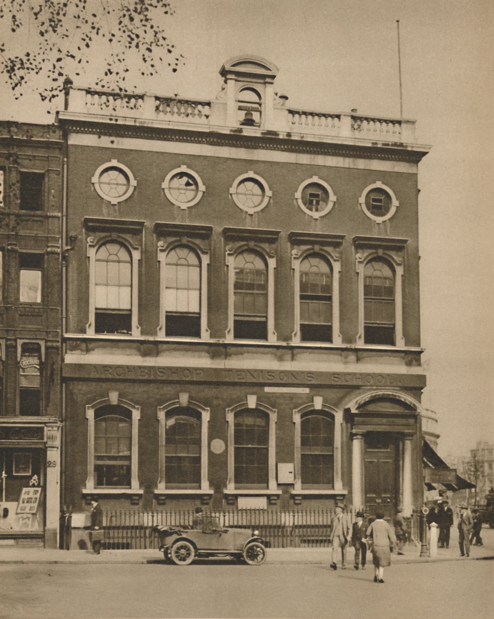Skole på Leicester Square på stedet for Hogarths House, c1935. af Donald McLeish