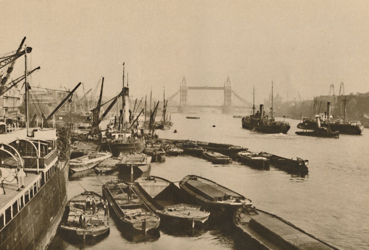 Forsendelse i Pool of London: A Vista fra London Bridge til Tower Bridge, c1935. af Donald McLeish