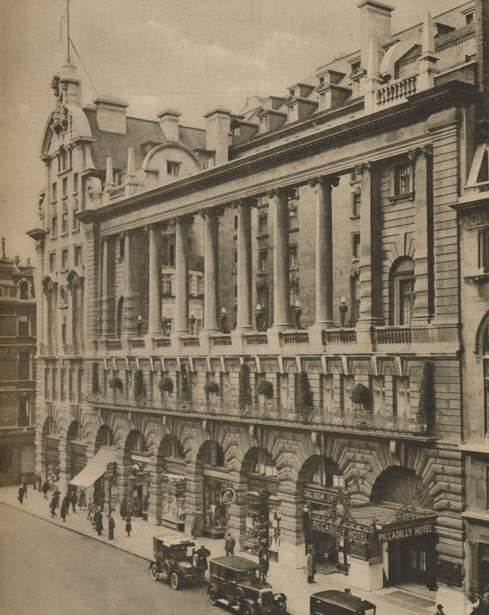 Sydfronten af Piccadilly Hotel, opført i 1908, c1935. af Donald McLeish