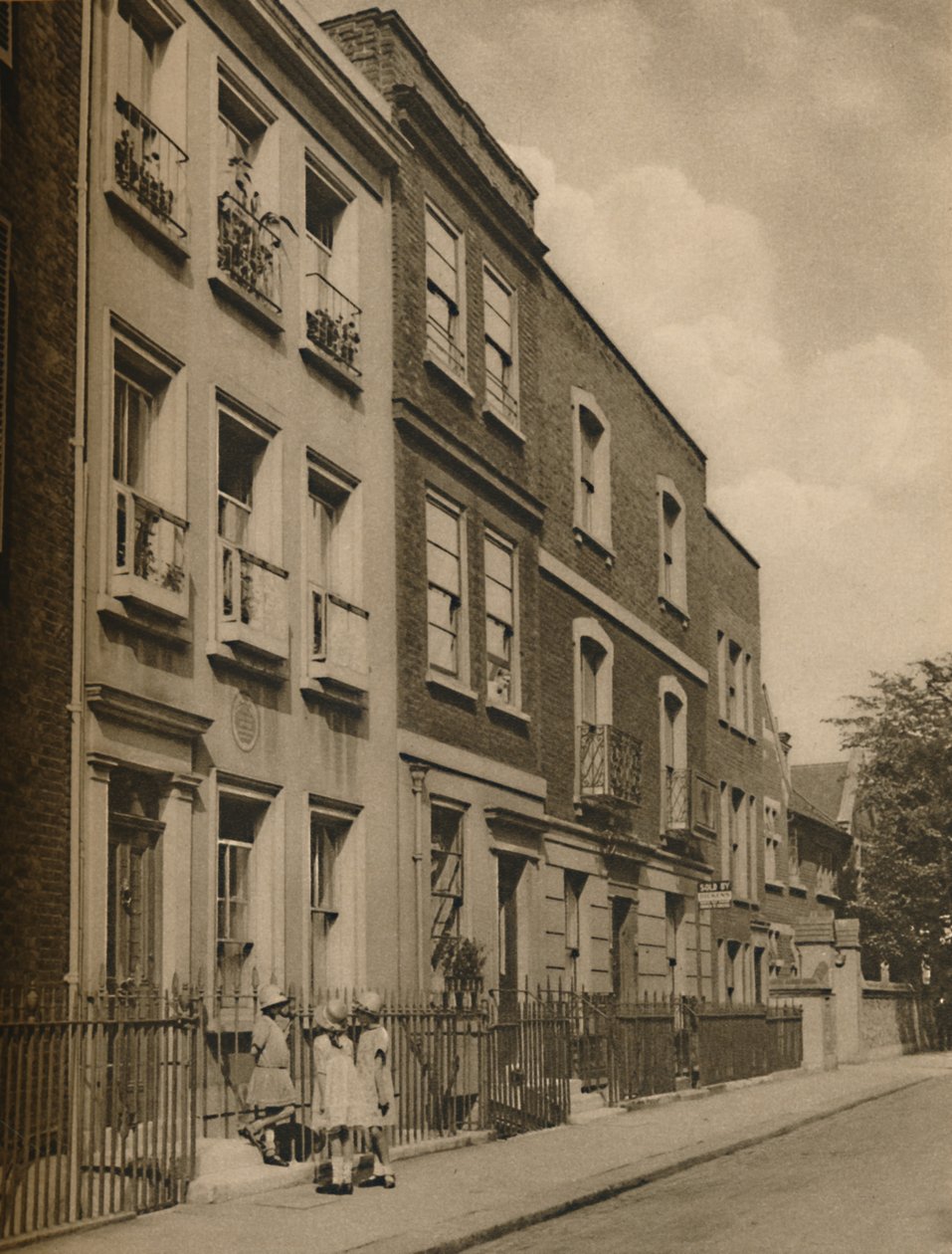 Tre små tjenestepiger fra skolen på trappen til Leigh Hunts House, c1935. af Donald McLeish