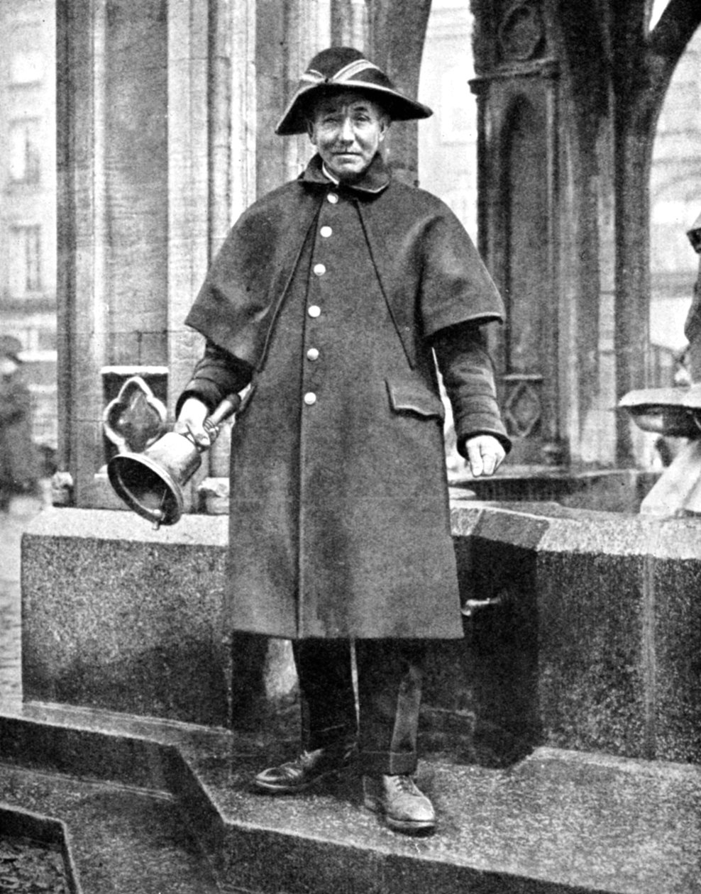 Town crier, Cambridge, England, 1936 af Donald McLeish