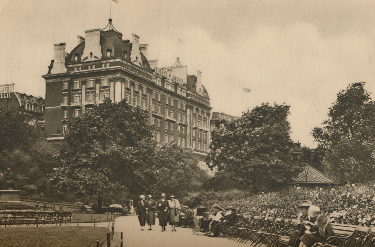 Villiers Street Sektion af Victoria Garden og en udsigt over Cecil Hotel, c1935. af Donald McLeish