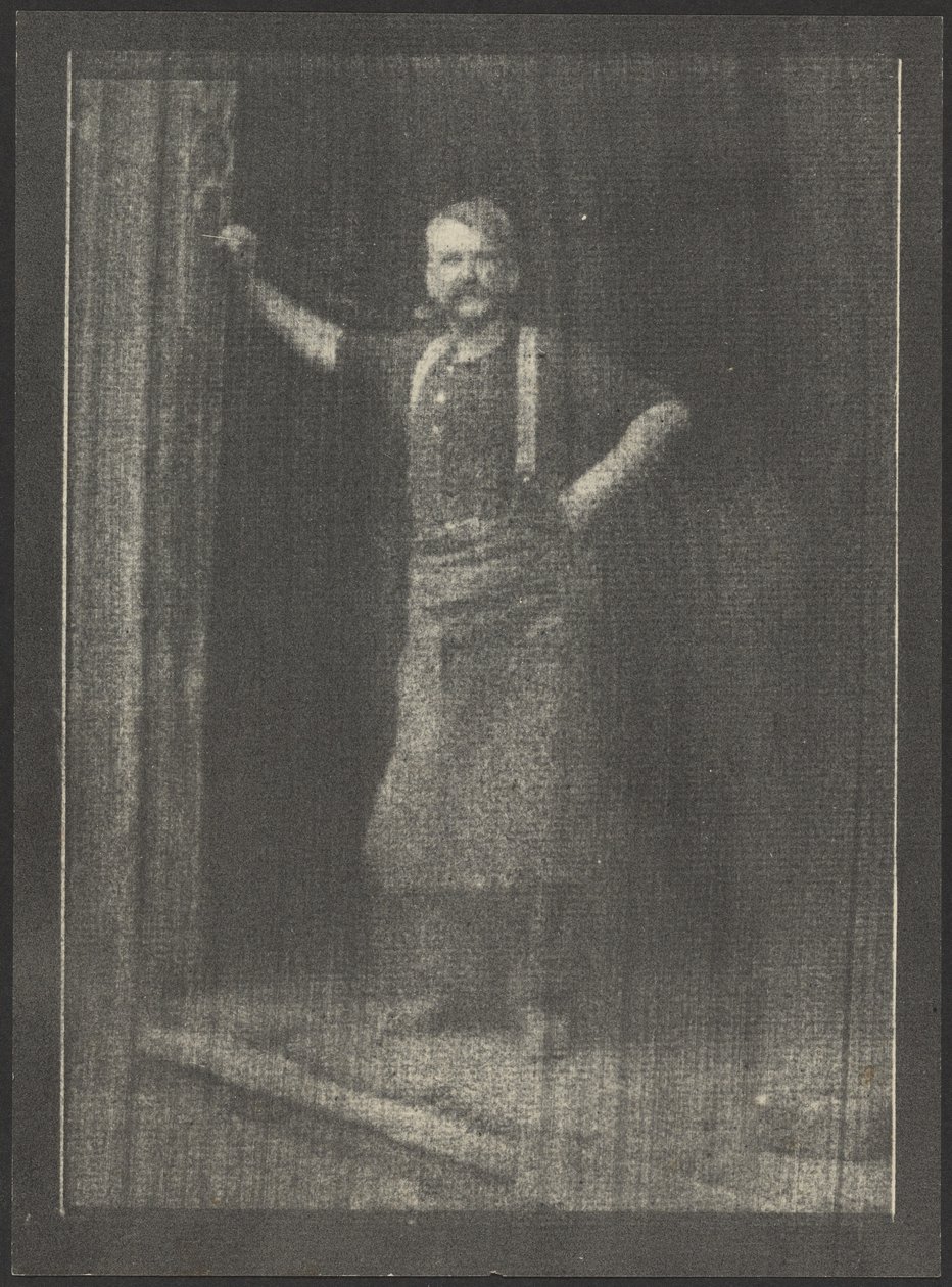 [Smeden står i døråbningen med en pibe i munden]. af Doris Ulmann