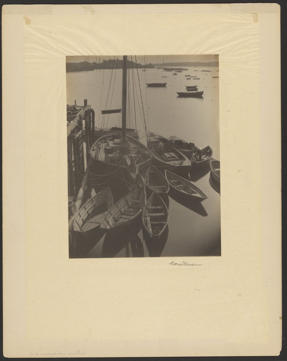 [Havn, sejlbåde med skiffs i forgrunden]. af Doris Ulmann
