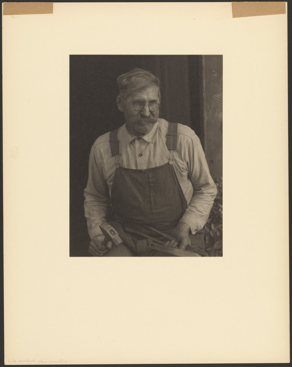[James Duff, A Fiddler, Hazard, Kentucky, Holding Tools]. af Doris Ulmann