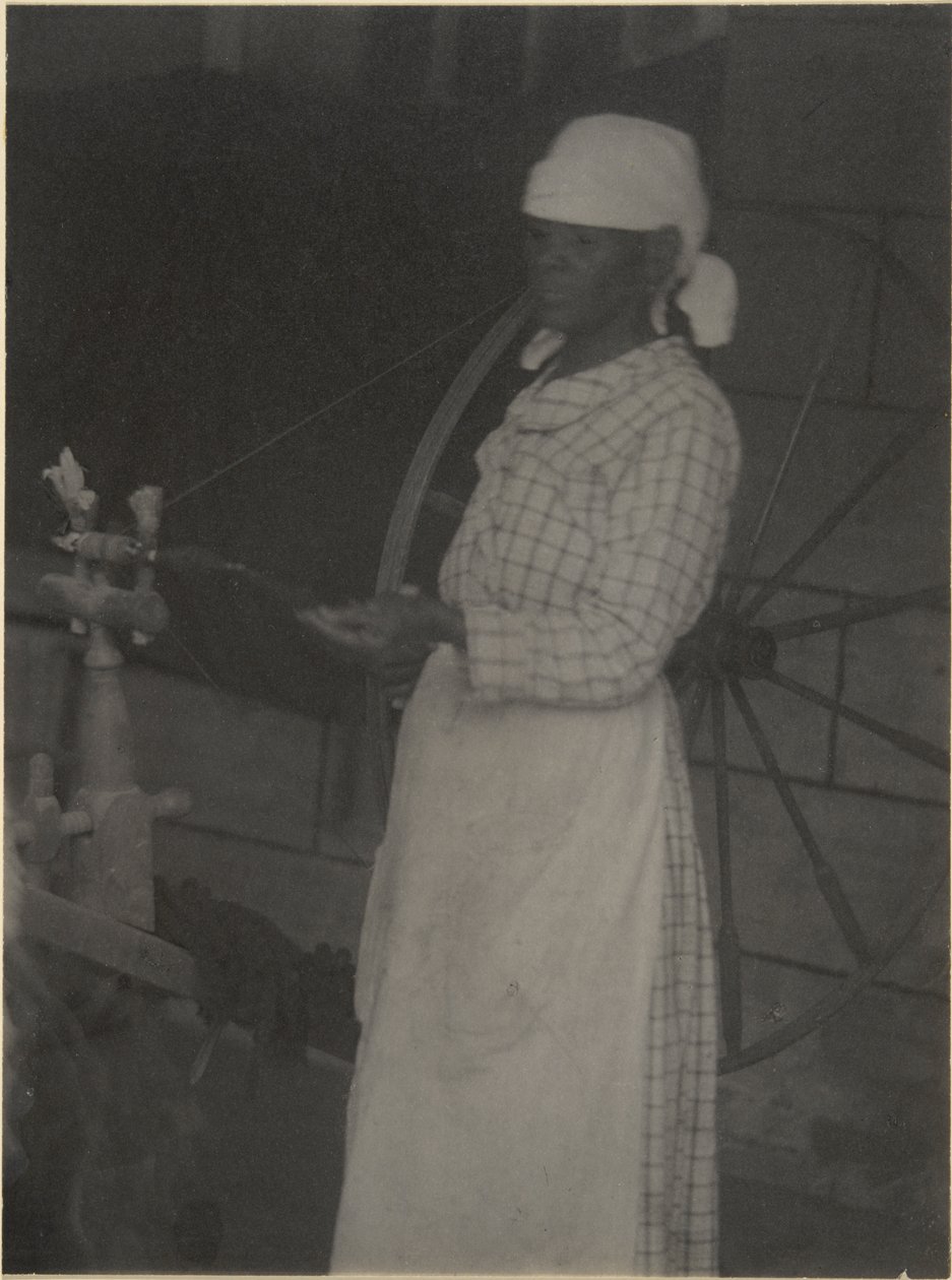 Kvinde ved Spinning Wheel af Doris Ulmann