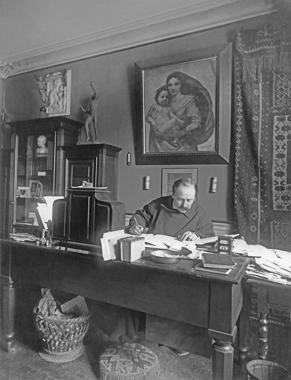 Den franske komponist Jules Massenet sidder ved sit skrivebord af Dornac