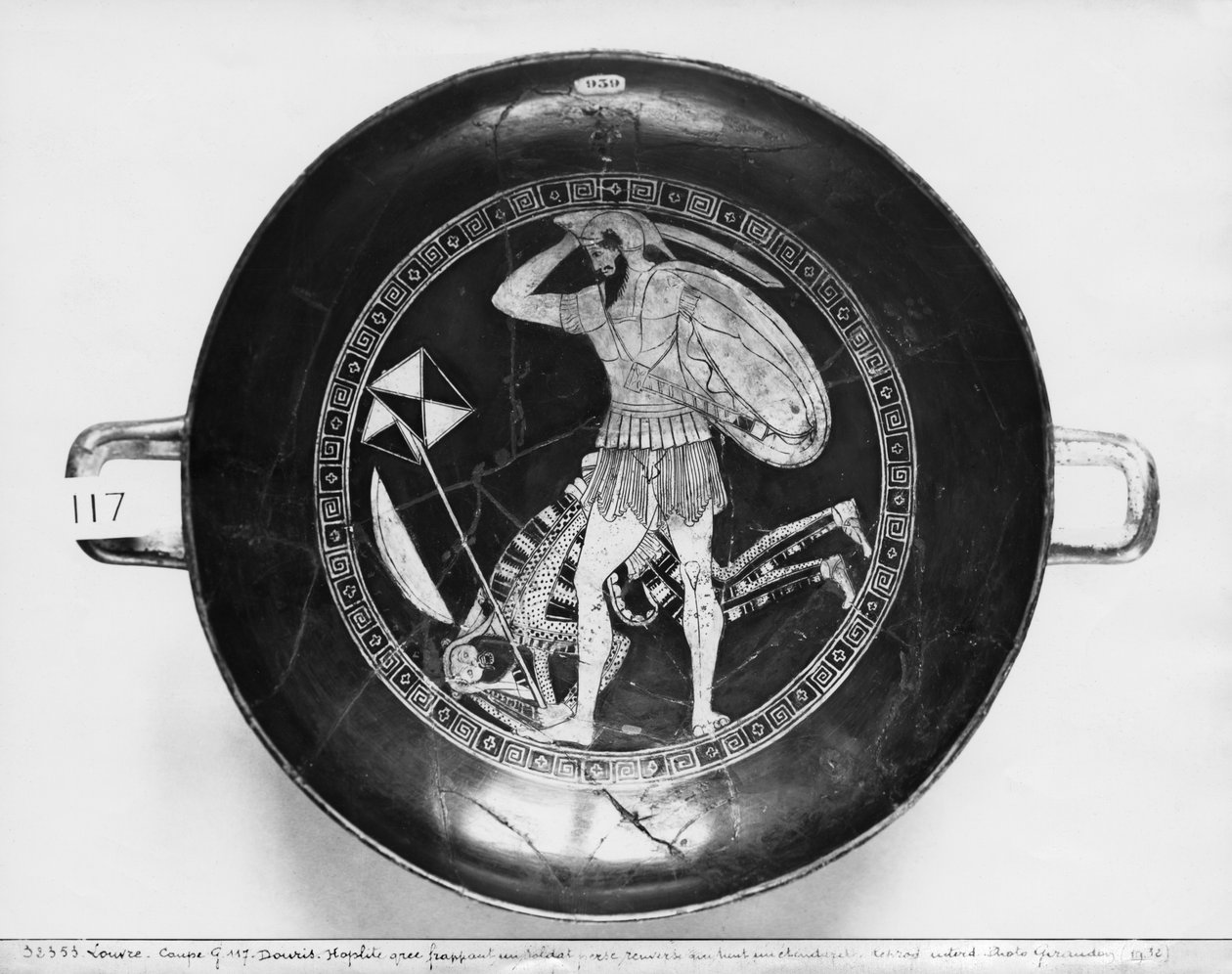 Attic rød-figur kop, der forestiller en græsk hoplit, der slår en falden persisk soldat, der holder en standard, ca. 490 f.Kr. (keramik) (se også 77256) af Douris