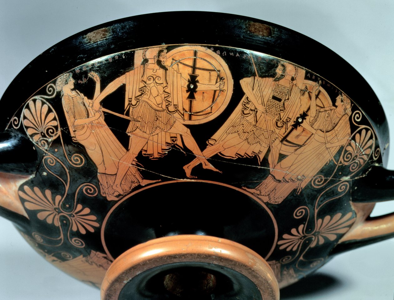 Menelaos, ledsaget af Afrodite, forfølger Paris, der løber mod Artemis, detalje fra ydersiden af en attisk kop med rødfigur (Douris Cup), lavet af Kalliades, ca. 490 f.Kr. (keramik) (se også 85700, af Douris