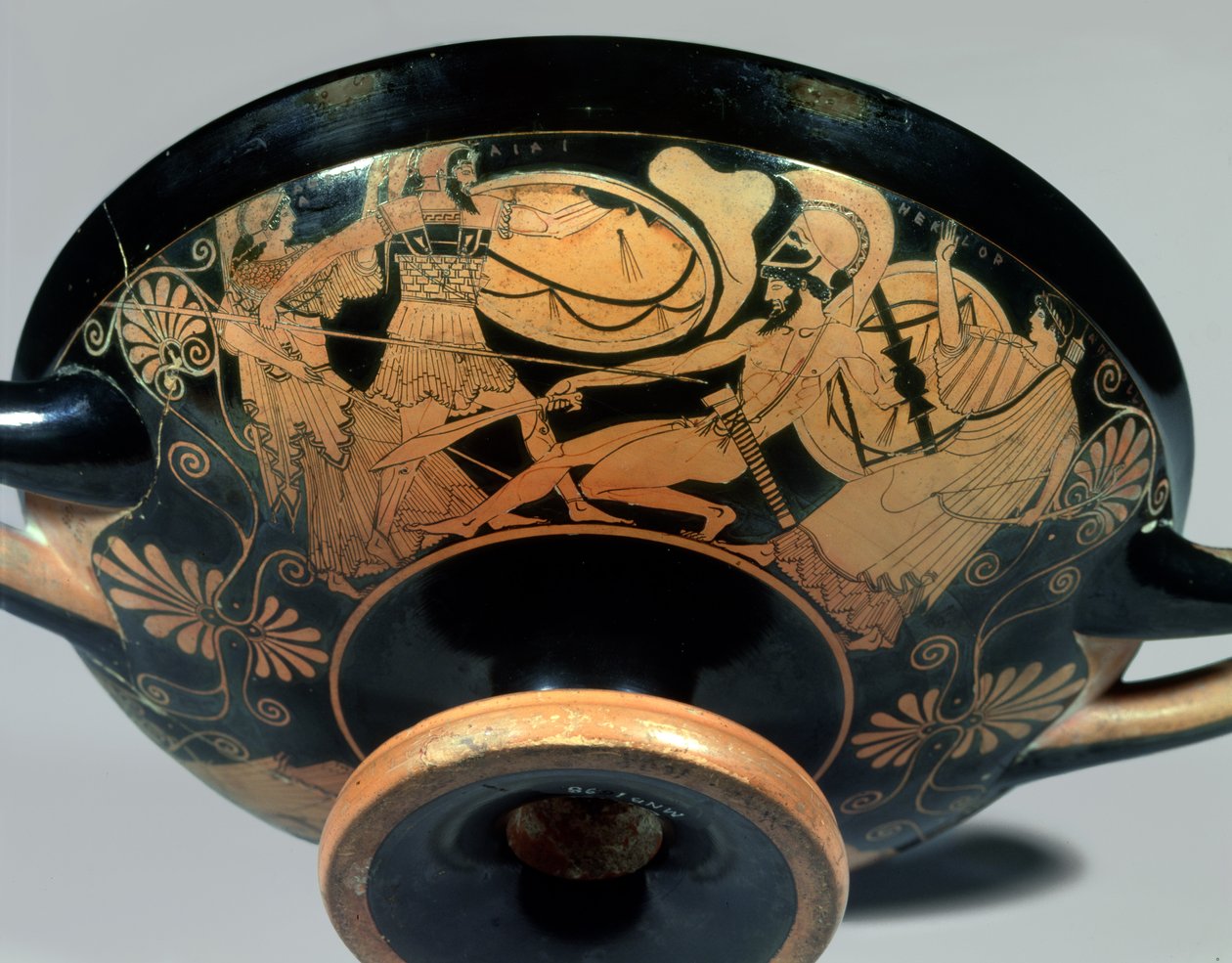Ajax, opfordret af Athena, angriber Hector, hvis hjælp Artemis skynder sig, detaljer fra ydersiden af en attisk kop med rød figur (The Douris Cup), lavet af Kalliades, ca. 490 f.Kr. (keramik) (se også 85701, og 34 af Douris