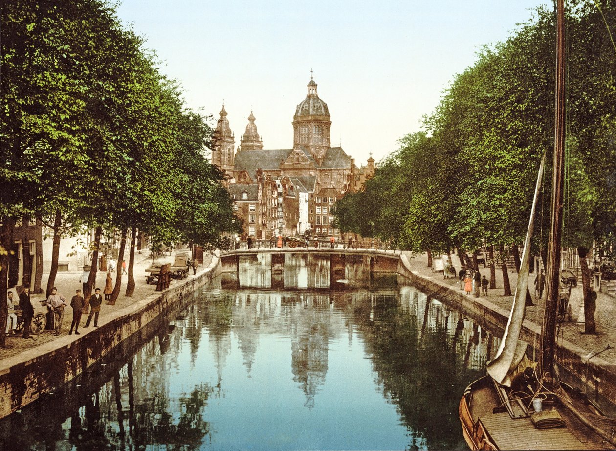 Udsigt ned Voorburgwal til St. Nicholas Basilica, Amsterdam, pub. ca. 1900 af Dutch Photographer