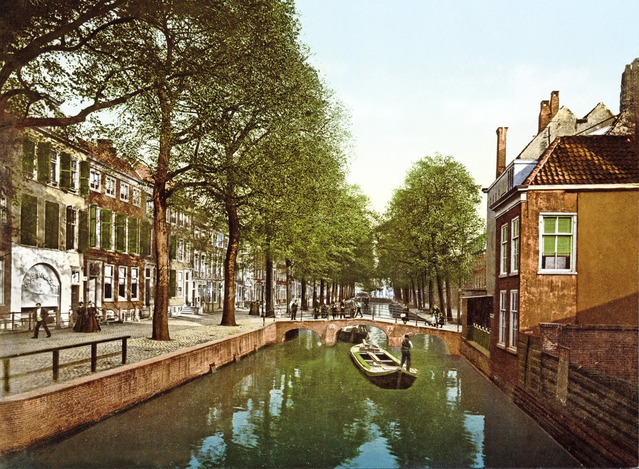 Udsigt ned ad en kanal i Haag, 1890-1900 af Dutch Photographer