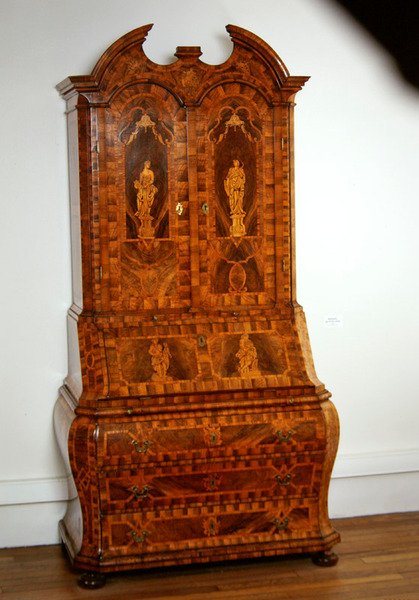Lukket bureau (træ) af Dutch School