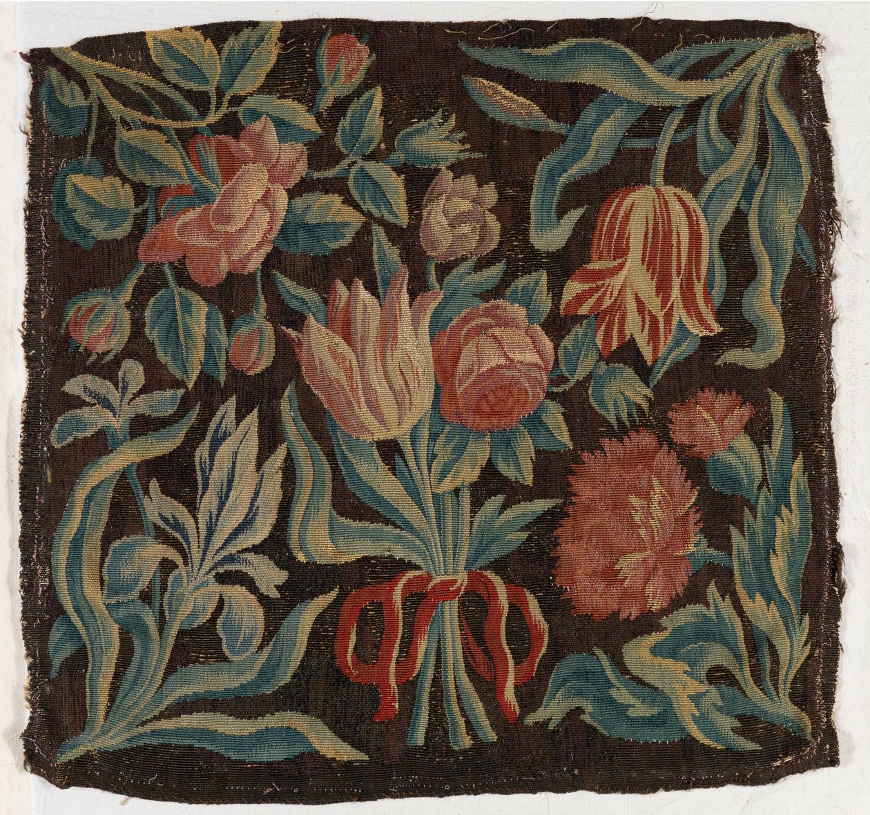 Pudebetræk af gobelin med tulipaner mv. Fremstillet muligvis i Holland af Dutch School