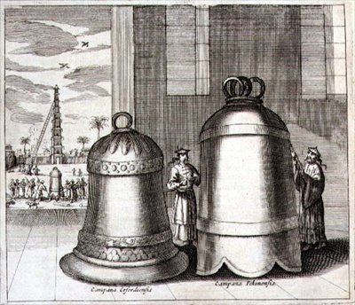 De store klokker i Erfurt og Peking, fra "China Illustrated" af Athanasius Kircher (1601-80) 1667 (stik) af Dutch School