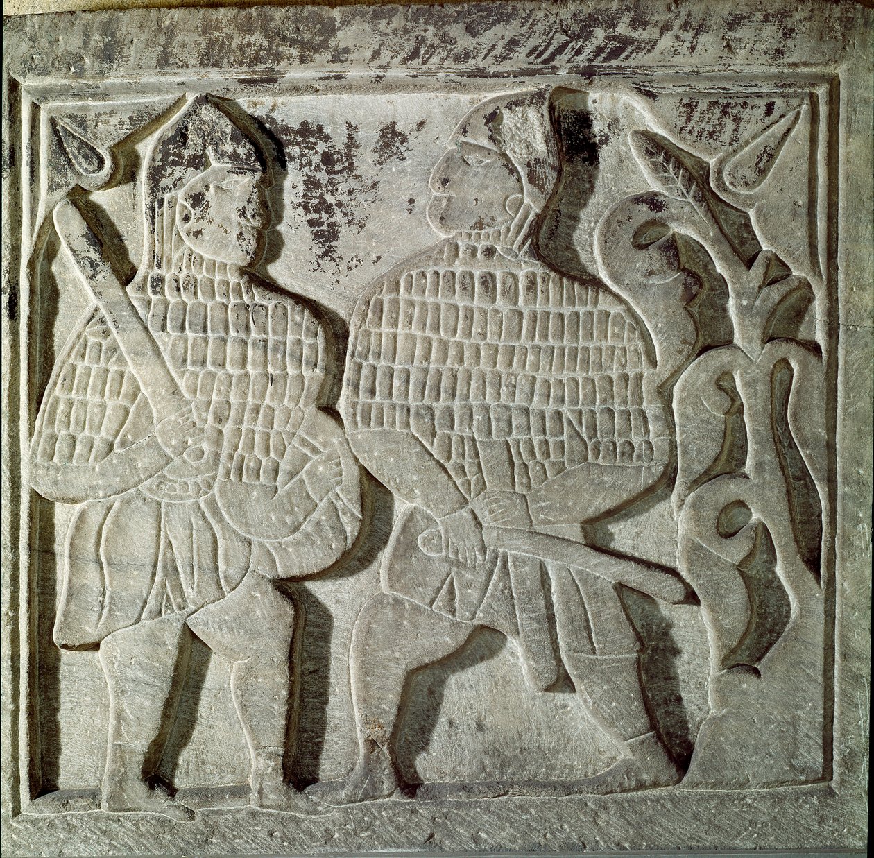 Seljukide-kunst (Seljukide eller Saljuqide): lavt relief, der repræsenterer to krigere. Fra Konya, Tyrkiet. 13. århundrede. Tyrkisk islamisk kunstmuseum, Istanbul af Dynasty Seljuq