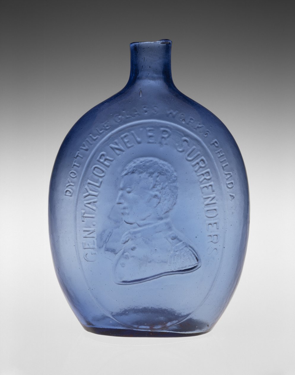 Figurkolbe, ca. 1847 (blyfrit glas) af Dyottville Glass Works