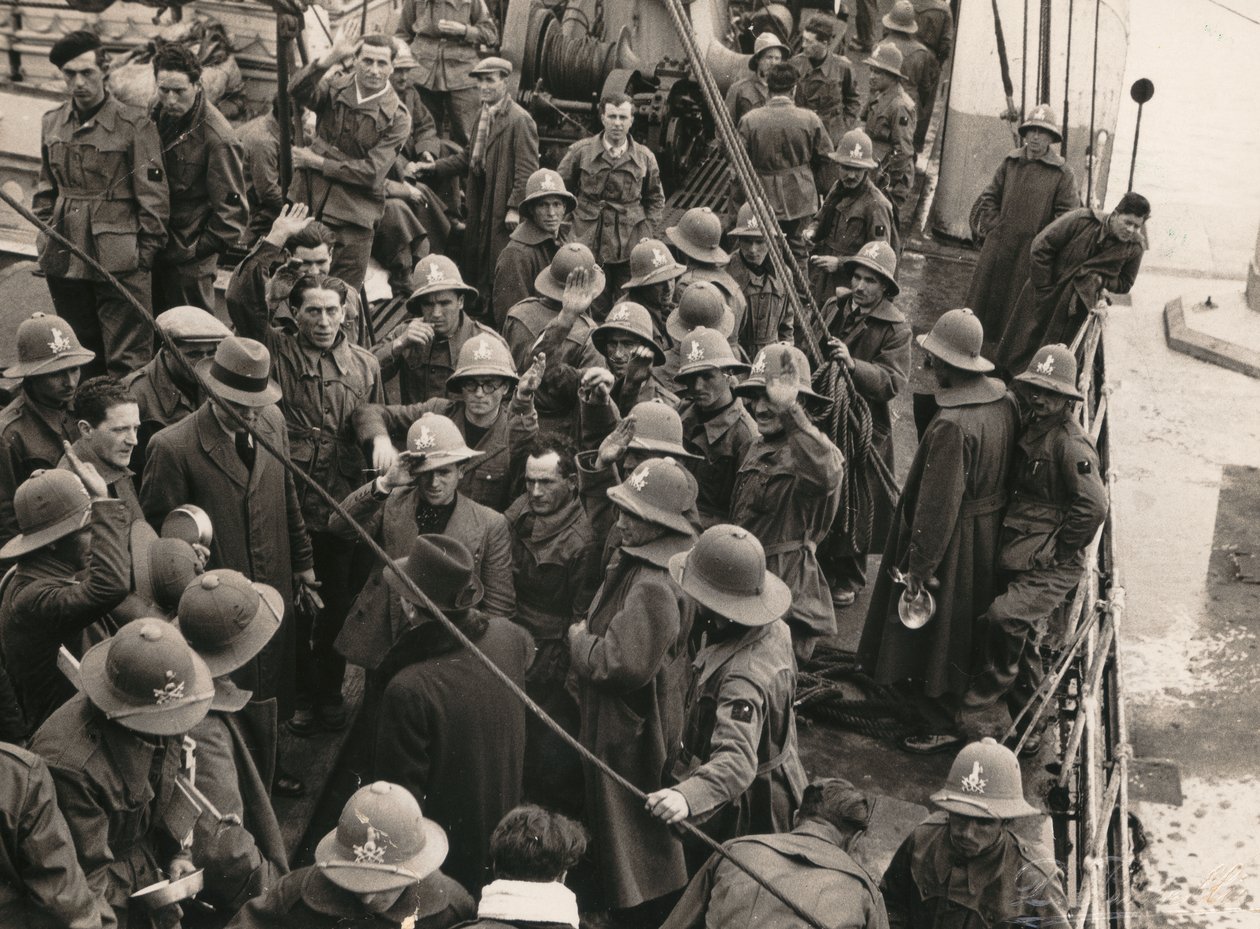 Album "MVSN- Blackshirts": Arbejderfascister, indrammet i Centuries, rejser til AOI (italiensk Østafrika) til Genova (s/h foto) af E. Binelli