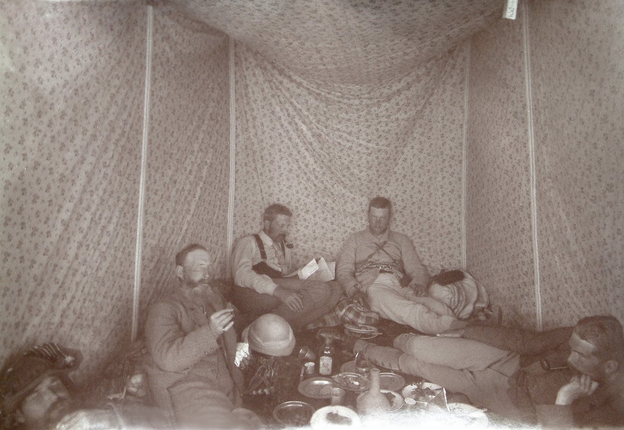 Medlemmer af Arabah Survey-ekspeditionen slapper af i deres telt, foto fra 1883 bw af E. Gordon Hull