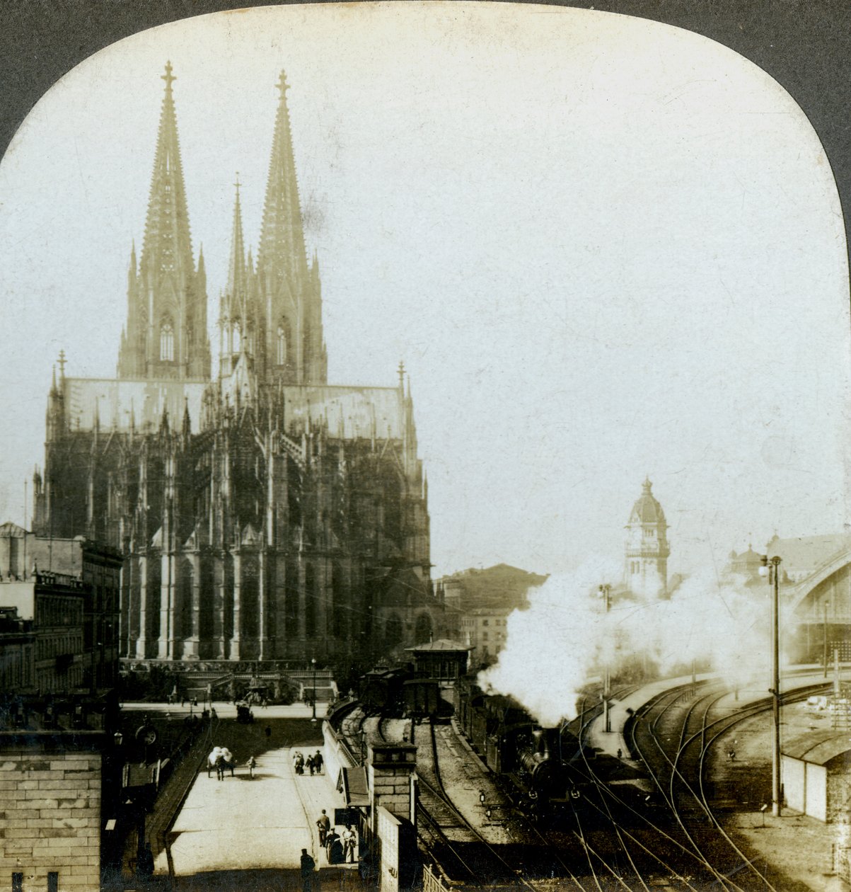Kölner Katedral fra en jernbanebro, Köln, Tyskland. af E. W. Kelley