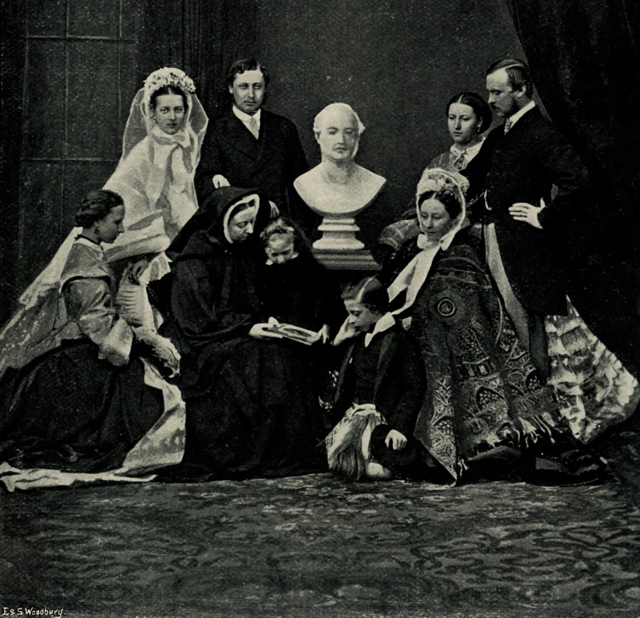 En kongelig familiegruppe, 10. marts 1863, c1897. af E. and S. Woodbury