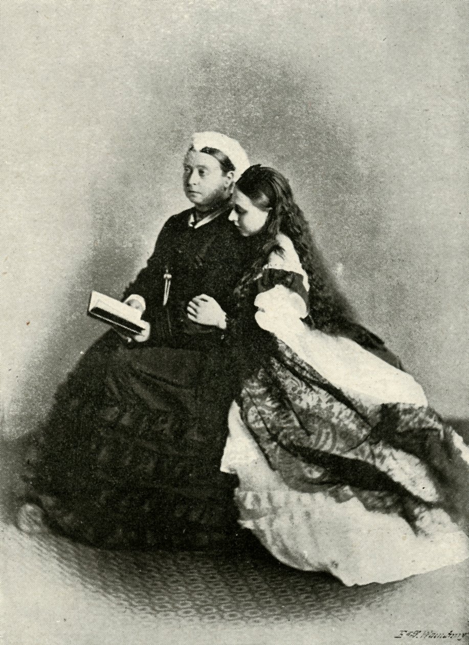 Hendes Majestæt med prinsesse Beatrice, april 1871, c1897. af E. and S. Woodbury
