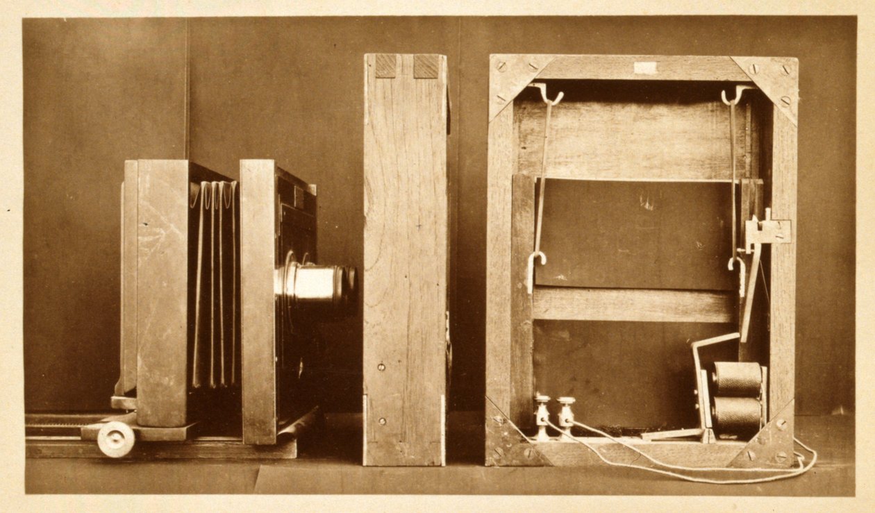 Kamera og bagside af elektrolukker brugt af Eadweard Muybridge til at optage hans 