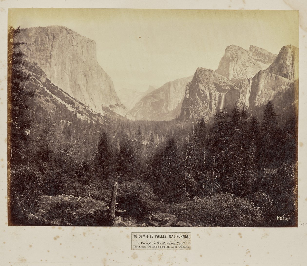 Yo-Sem-i-te Valley, Californien. En udsigt fra Mariposa Trail. Tis-sa-ack, Tu-toch-ah-nu-lah, Loya, Pohono af Eadweard J. Muybridge