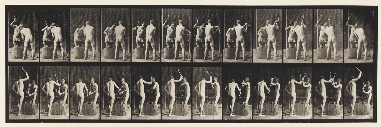 Tavle 375. Smede, to modeller, hamring på ambolt af Eadweard Muybridge