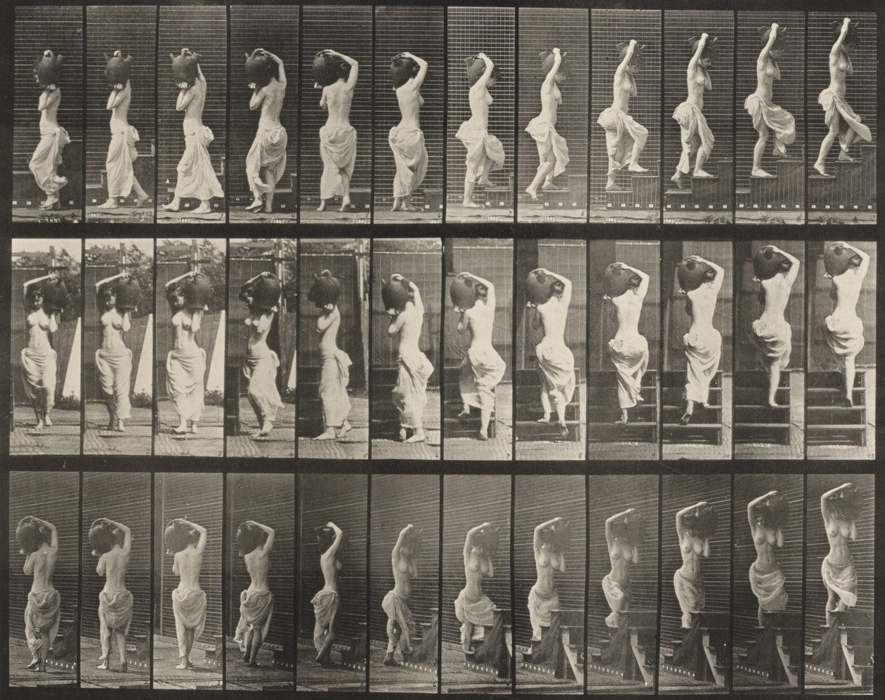 Tavle nummer 105. Person, der vender sig og går op ad trapper, en vandkrukke på venstre skulder af Eadweard Muybridge