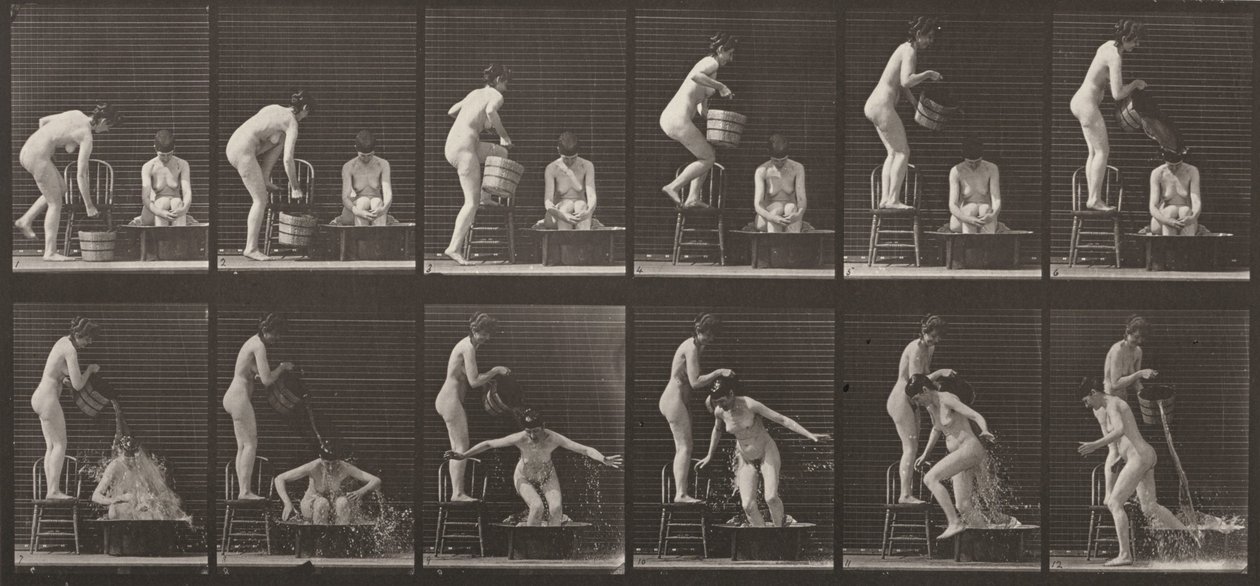 Tavle nr. 406. Kvinde hælder en spand vand over en anden kvinde af Eadweard Muybridge