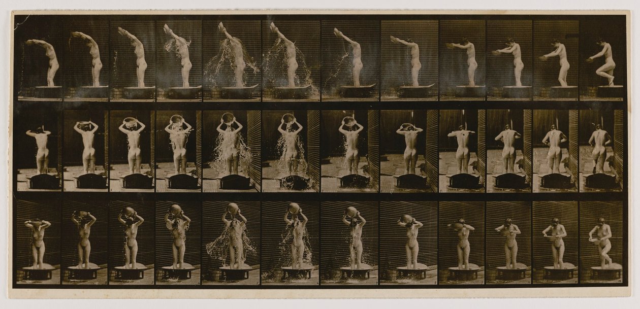 Kvinde hælder en balje vand over hovedet, fra bogen Animal Locomotion af Eadweard Muybridge