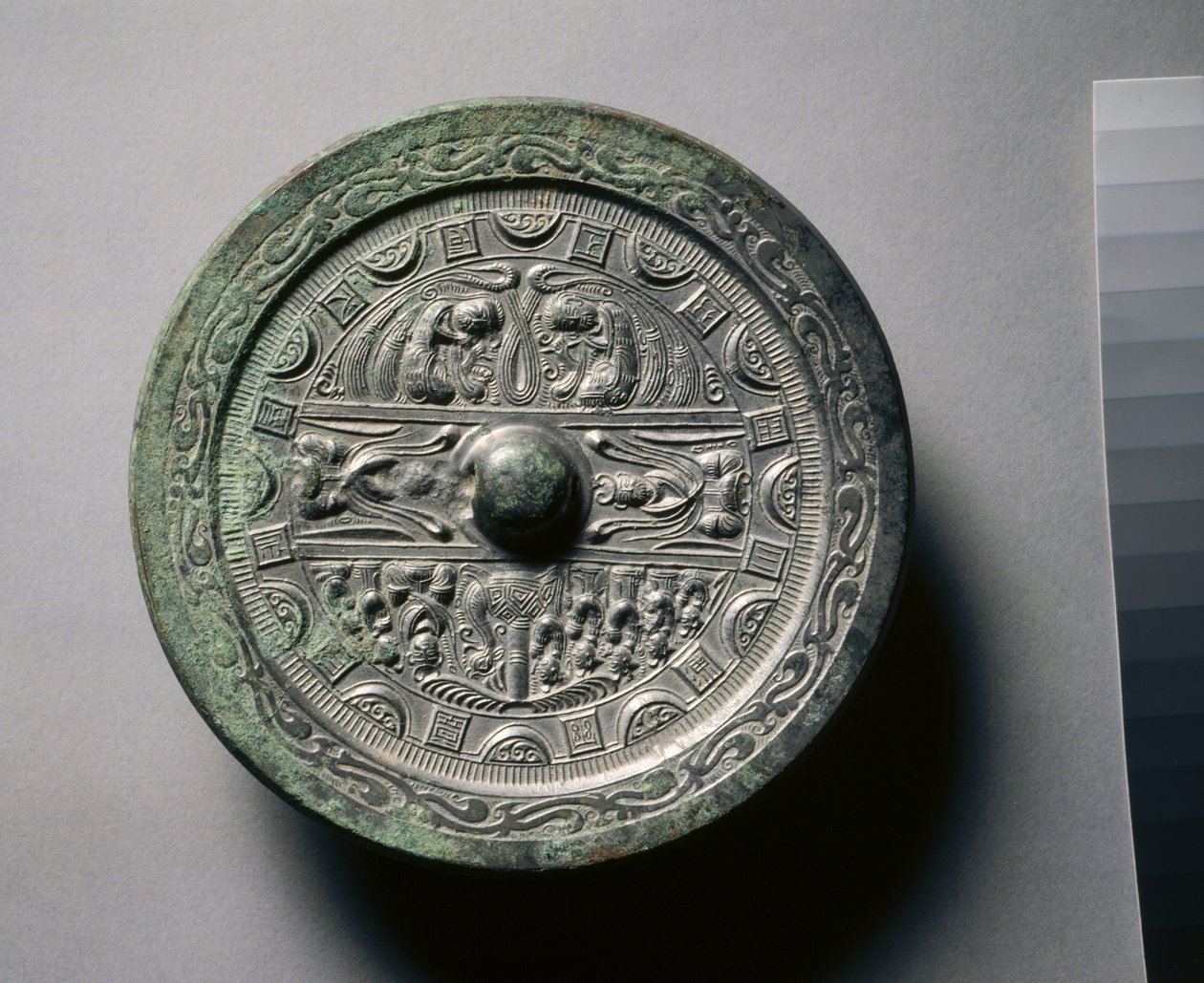 Spejl med guddomme og konger i tre sektioner omgivet af ringe af firkanter og halvcirkler (bronze) af Eastern Han Dynasty Chinese School