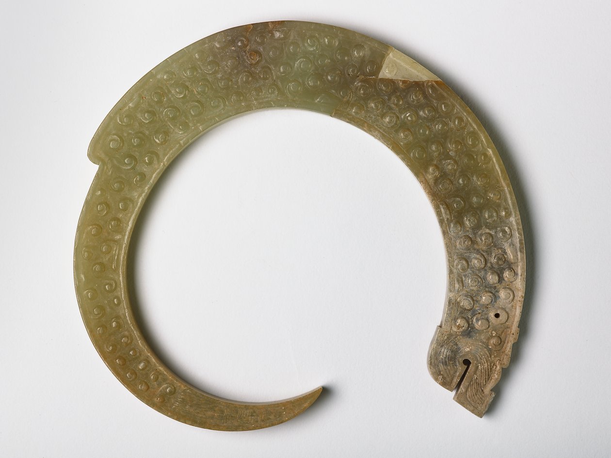 Vedhæng i form af en krølledrage (jade) af Eastern Zhou Dynasty Chinese School