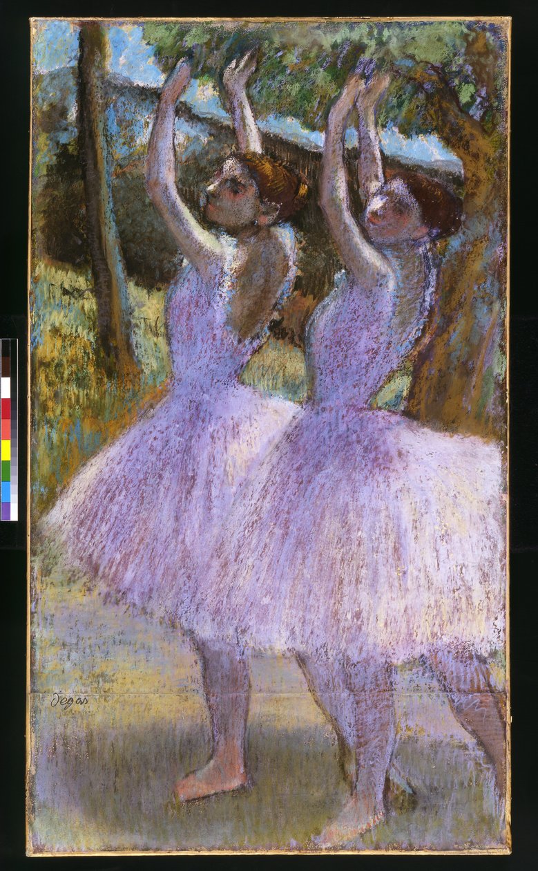 PD.2-1979 Dansere i violette kjoler med løftede arme, ca. 1900 (pastel og sort kridt på papir) af Edgar Degas
