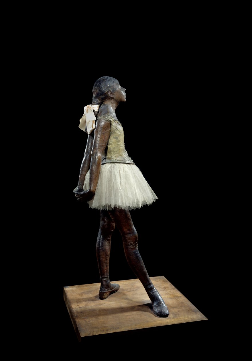 14 år gammel eller stor danser klædt Skulptur af Edgar Degas (1834-1917) i bronzepatina, tyl og pink satin på træfod af Edgar Degas
