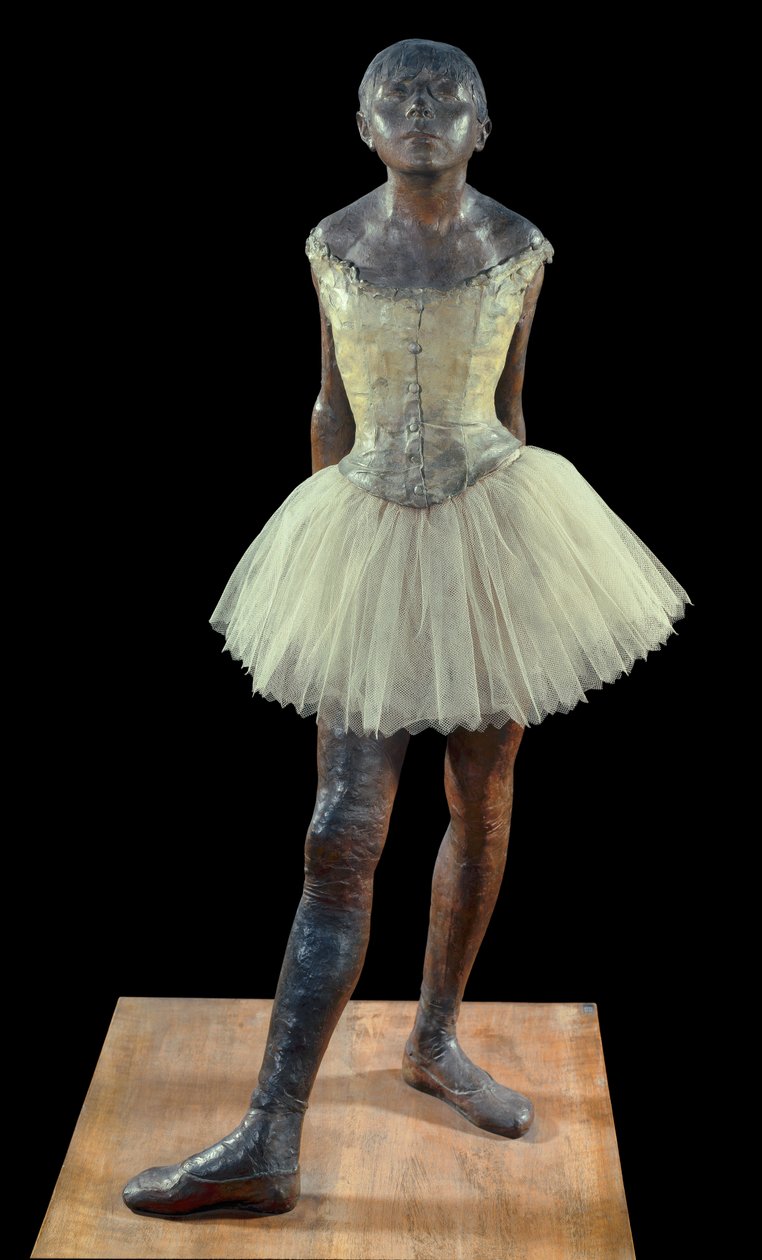 14 år gammel eller høj danser klædt - Skulptur af Edgar Degas (1834-1917) i bronzepatina, tyl og pink satin på træfod af Edgar Degas