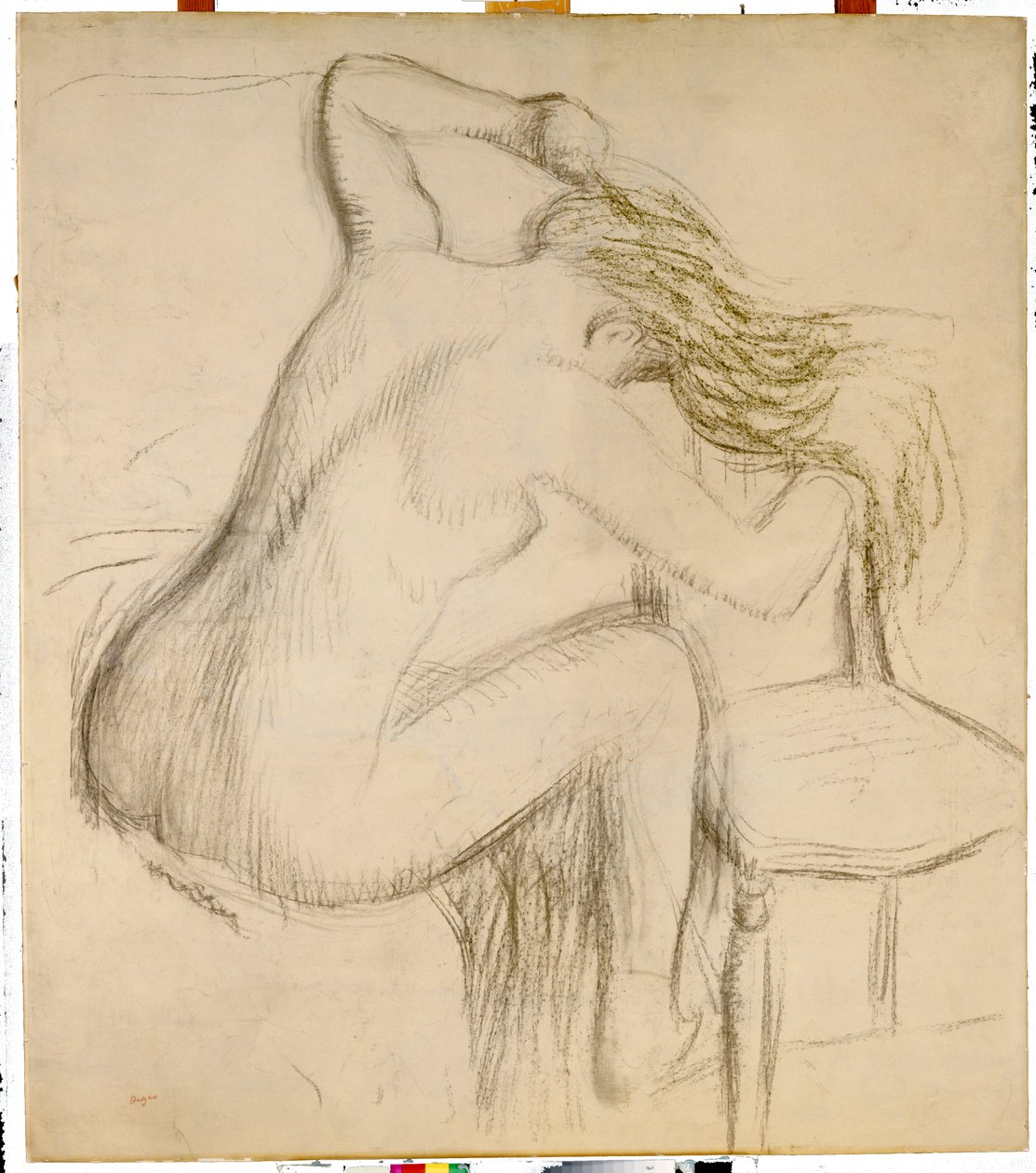 En siddende nøgen kvinde styler sit hår af Edgar Degas