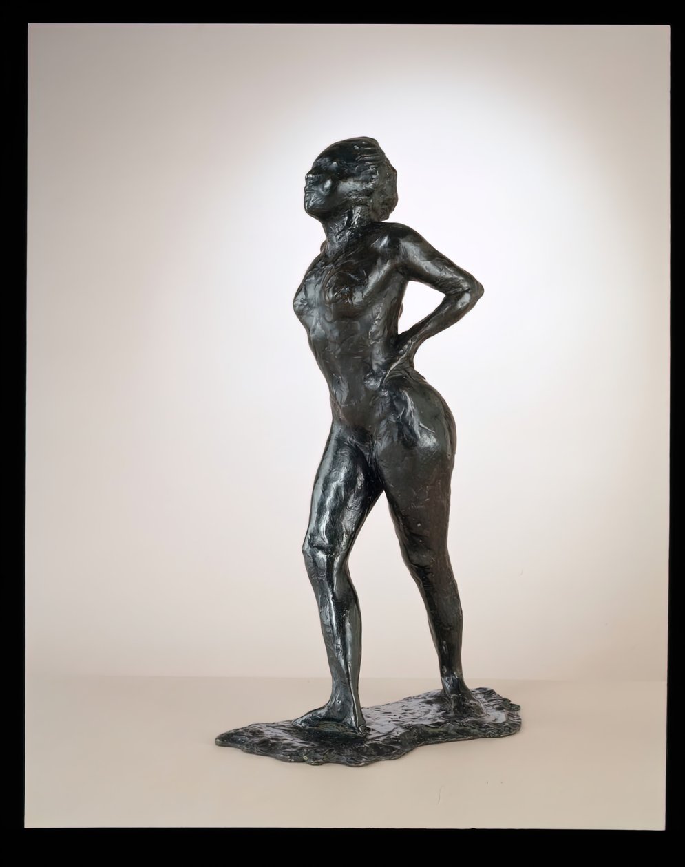 Danser i hvile, hænder på hofter, højre ben fremad, ca. 1881-1890 støbt 1919-1925. af Edgar Degas