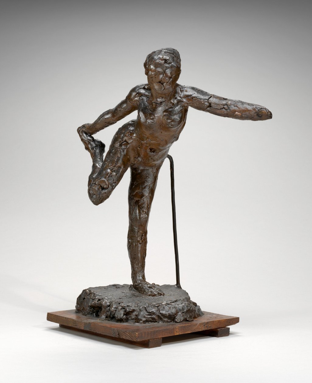 Danser holder sin højre fod i sin højre hånd, muligvis 19001911. af Edgar Degas