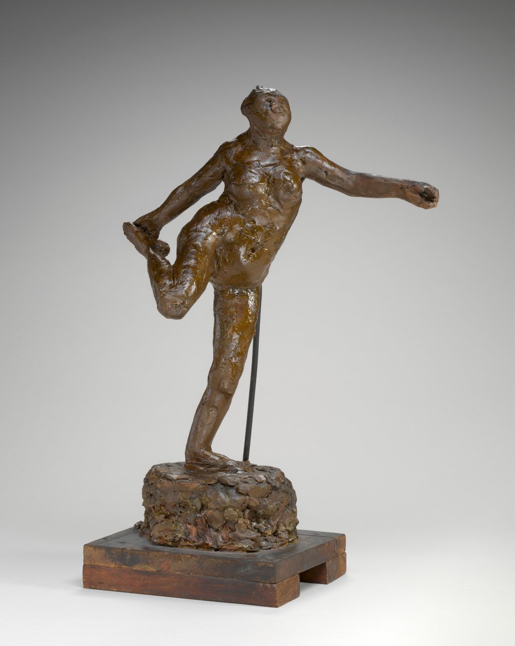 Danser holder sin højre fod i sin højre hånd, muligvis 19001911. af Edgar Degas