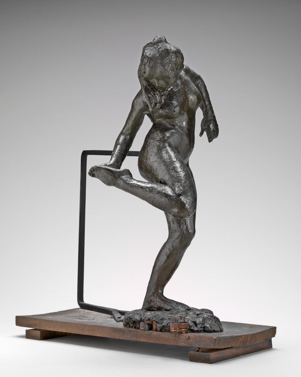 Danser ser på hendes højre fodsål, ca. 1890