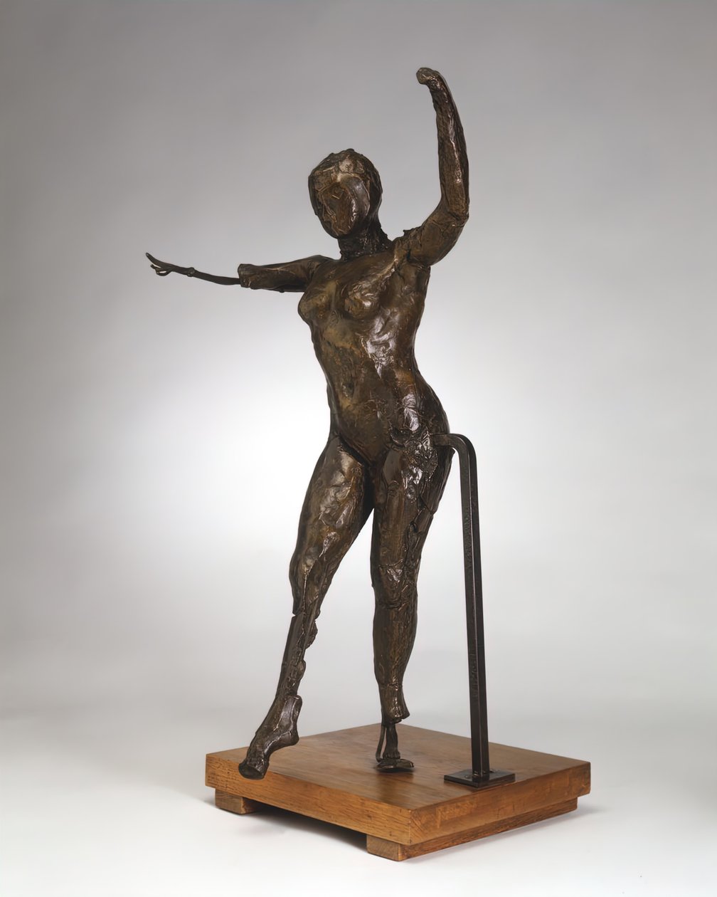 Danser bevæger sig fremad, armene løftet, højre ben fremad, ca. 1882-1895 støbt 1919-1932. af Edgar Degas