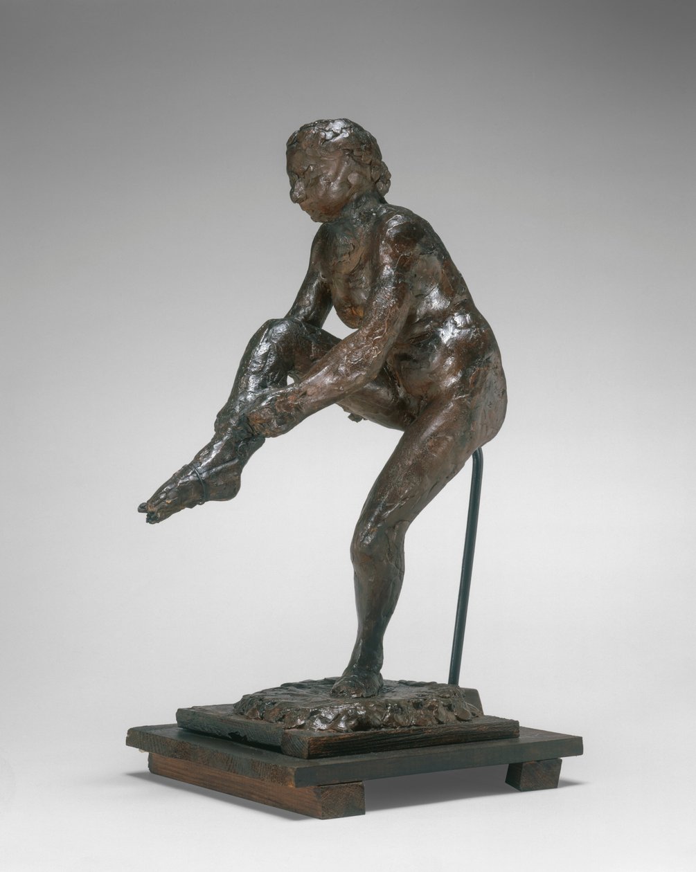 Danser, der tager sin strømpe på, 1890