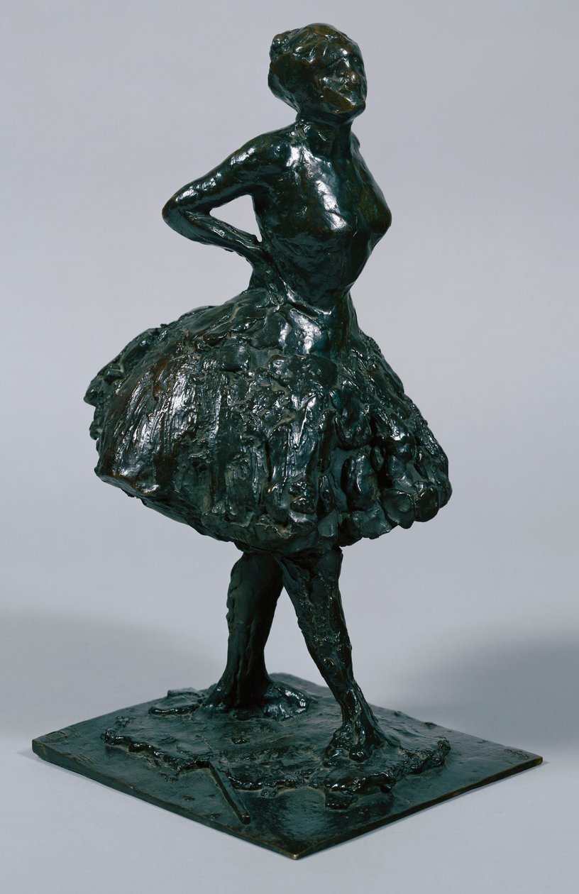 Danserinde i afslappet kjole, hænderne på hofterne, højre ben fremad, støbt ca. 1919-21 af Edgar Degas