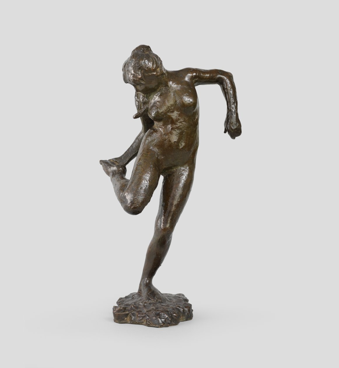 Danserinde ser på sin højre fodsål, 1895-1903 af Edgar Degas