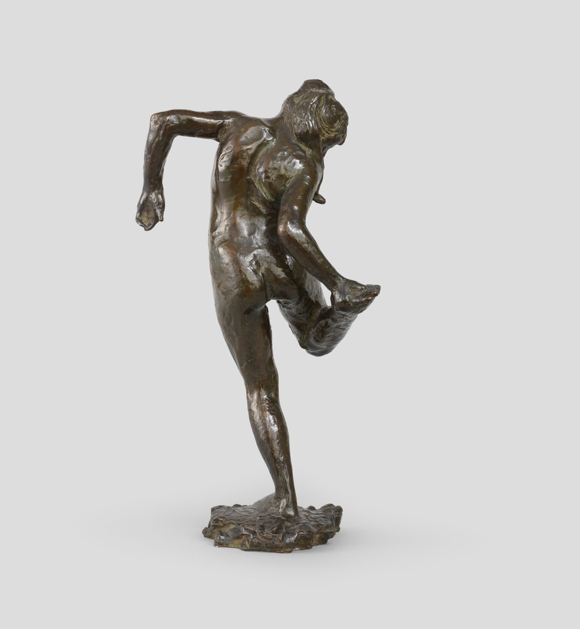 Danserinde ser på sin højre fodsål, 1895-1902 af Edgar Degas
