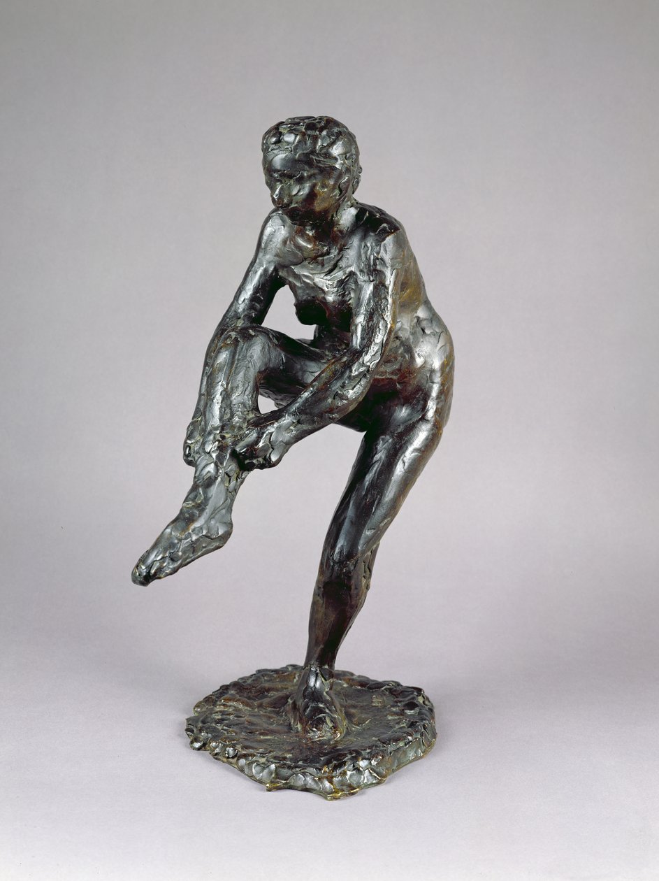 Danser tager sine strømper på (bronze) af Edgar Degas